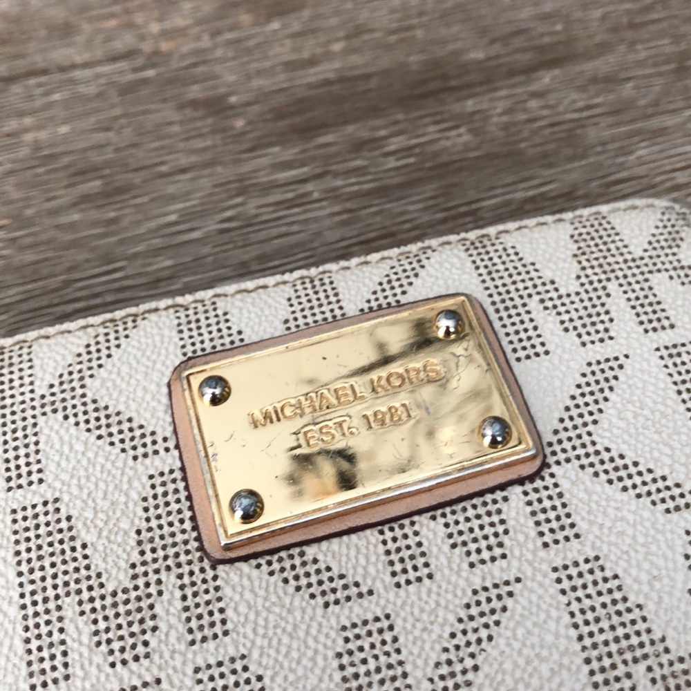 AUTHENTIC Michael Kors Logo Jet Set Wallet - Picture 7 of 7